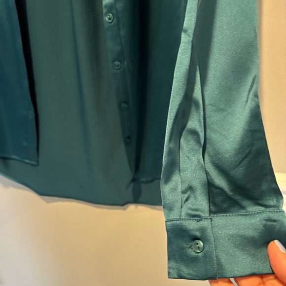 Women's Satin Long Sleeve Button Doen Dressy Top - brand is Pleione Size M -NWOT - Picture 7 of 10